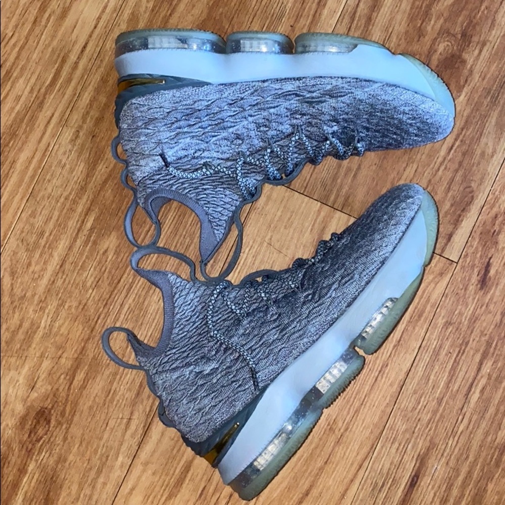 Lebron 15’s size 7 youth/men’s. Great condition.